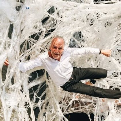 Dr. Robert Schleip ve fasciální instalaci